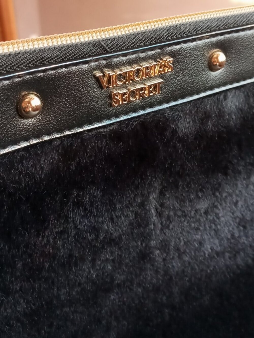 💗Victoria’s Secret Faux Fur Stud Large Wristlet/Clutch Handbag w/Floral Strap💗 - Picture 7 of 15